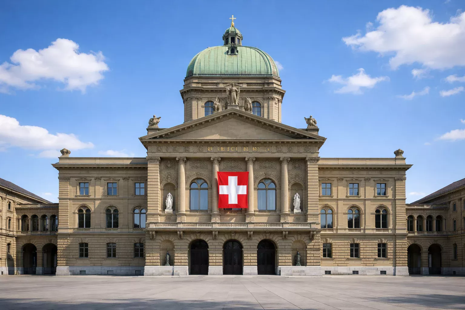 Bundeshaus in Bern mit Schweizer Flagge bei blauem Himmel
