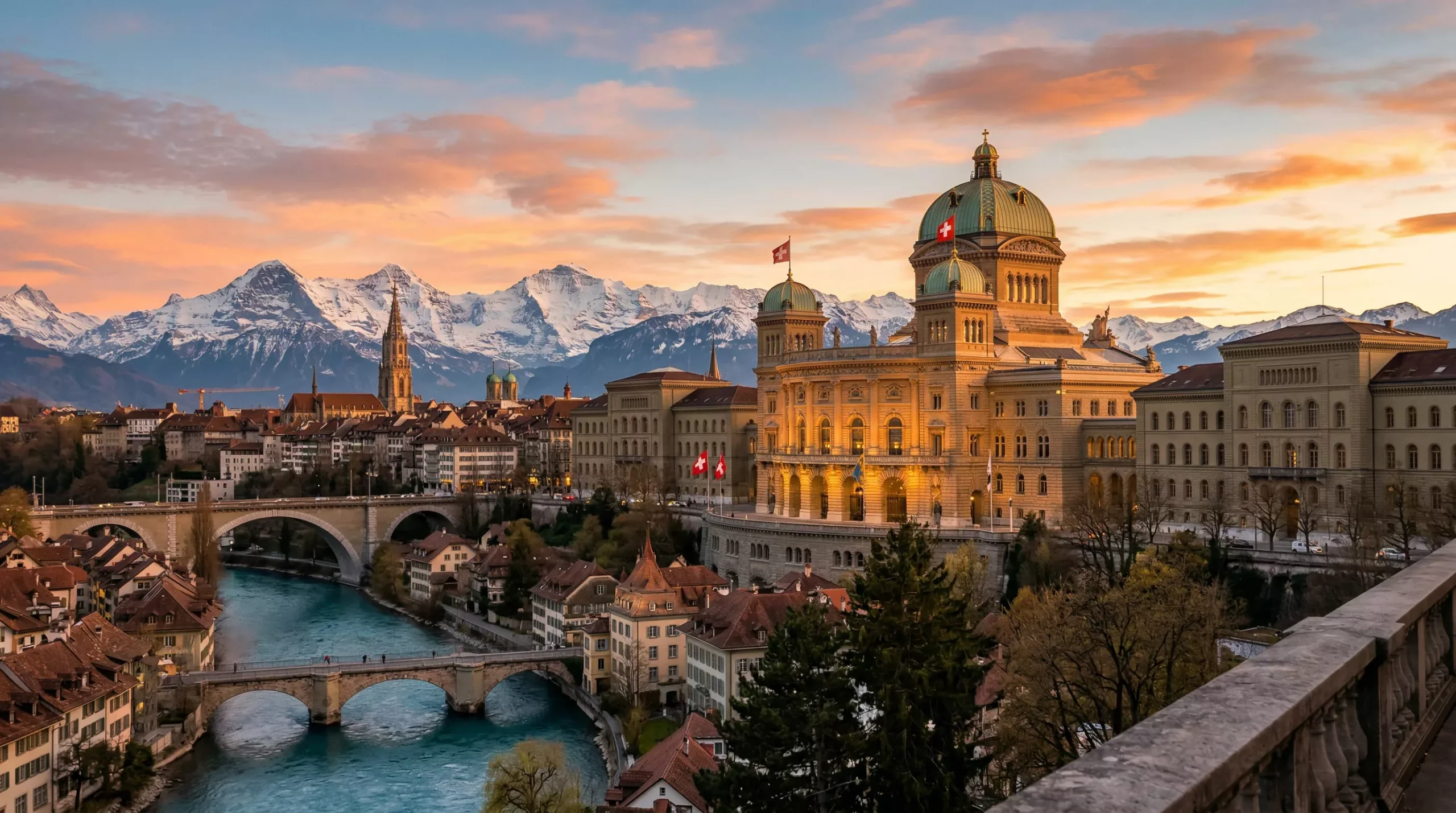 Schweizer Parlamentsgebäude in Bern mit Alpenkulisse bei Sonnenuntergang
